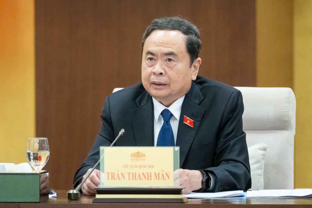 El ministro de Politica, el presidente de la Asamblea Nacional Tran Thanh Minh - presidente de la Comision de redaccion de enmiendas y adiciones a algunos articulos de la Constitucion de 2013 presidio la sesion. Foto: Oficina del Congreso