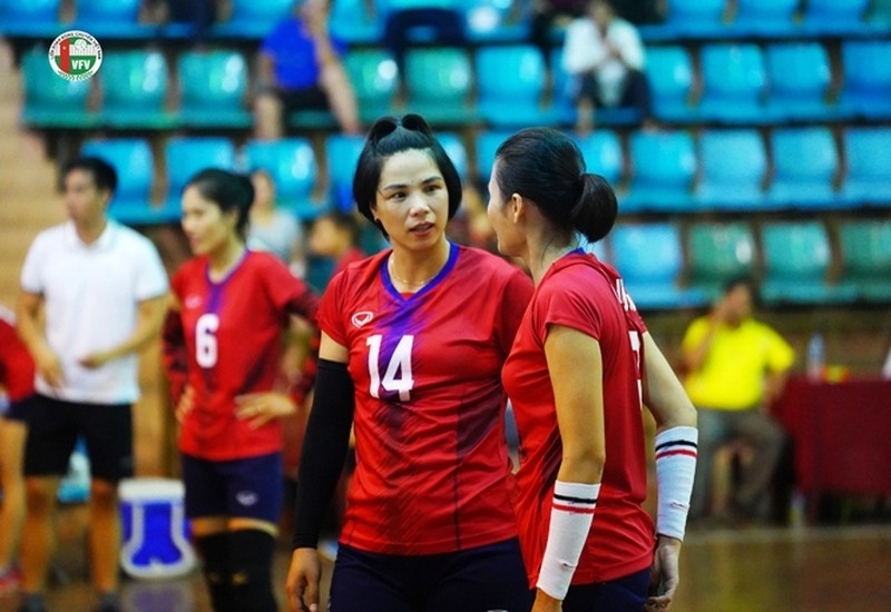 Former striker Bui Thi Hue leads the Thai Binh youth women's volleyball team. Photo: VFV