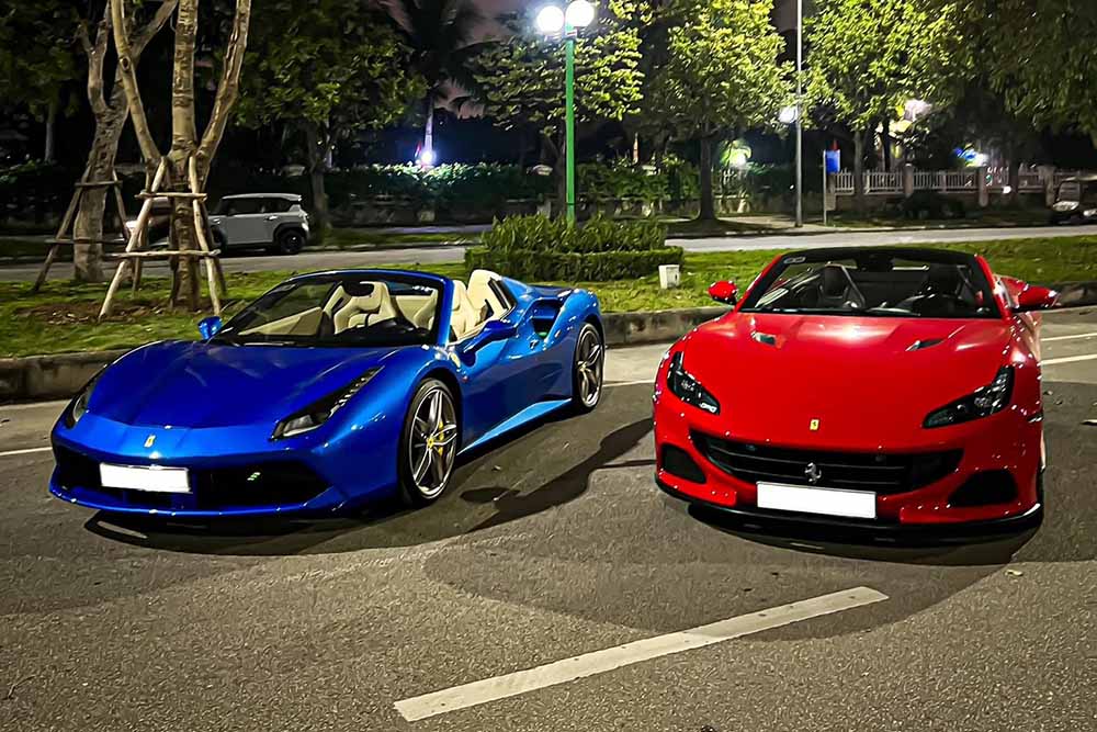 El Ferrari 488 Spider (en azul) y el Ferrari Portofino M aparecen juntos en Hanoi. Foto: El autor