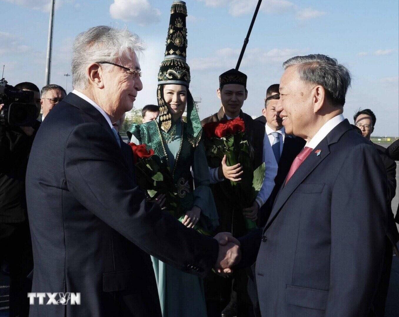 El presidente de Kazajstan, Kassym-Jomart Tokayev, recibio al secretario general, To Lam, en el aeropuerto. Imagen de la pagina web de la organizacion