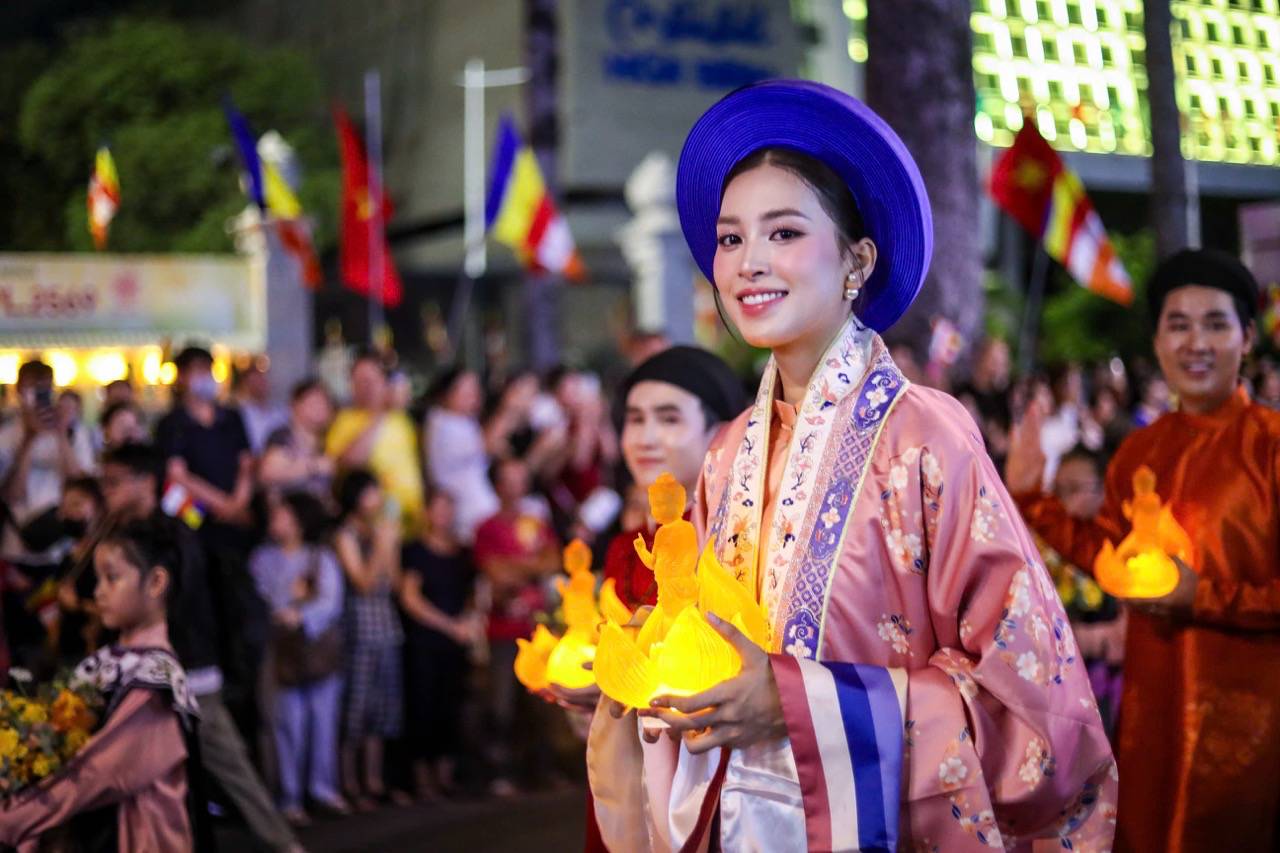 Miss Tieu Vy attended the event quite early. The beauty said she was honored to be a part of the group participating in the Buddha's hand ceremony. Photo: Minh Tam. Photo: Minh Tam.