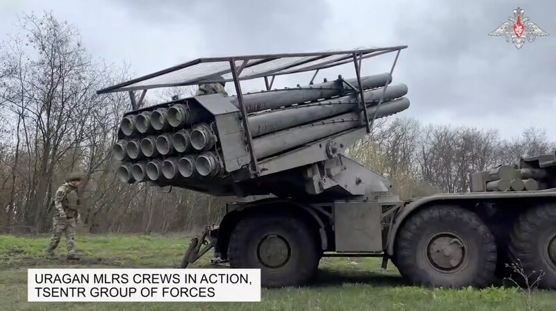 El sistema de artilleria ruso MLSR. Imagen: cortada de un video del Ministerio de Defensa ruso