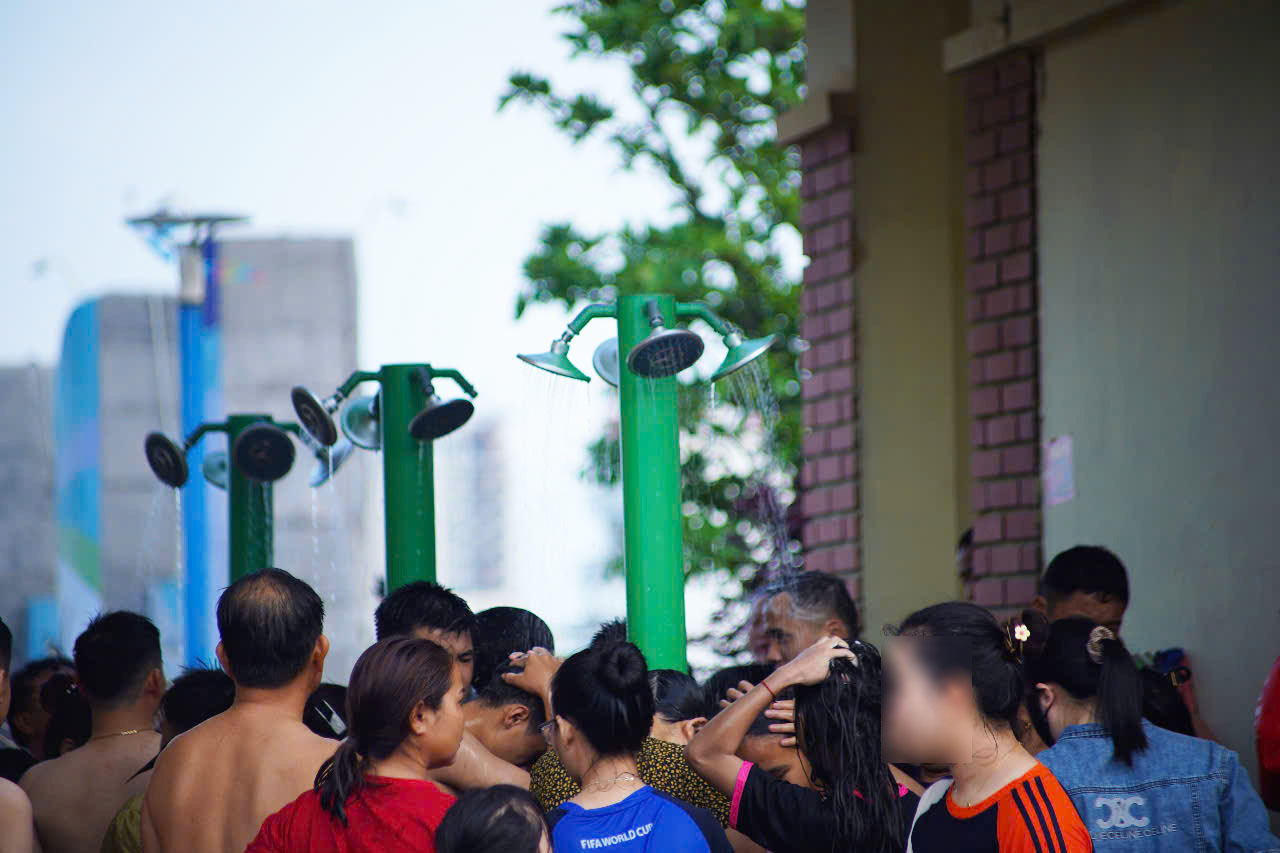 Mot so thoi diem cac vi tri tam nuoc ngot mien phi bi qua tai, nuoc nho giot. Anh: Duy Chuong