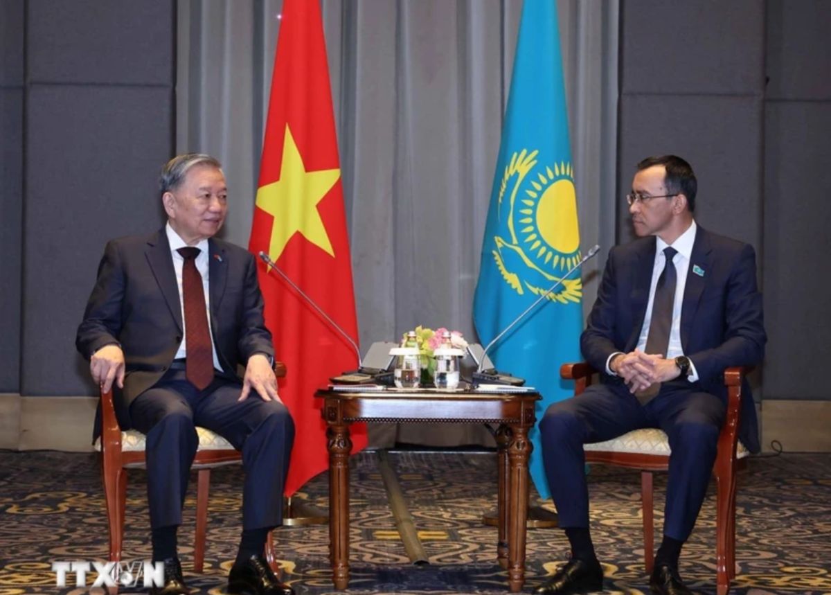El Secretario General del Parlamento se reunio con el Presidente del Senado de Kazajstan, Maulen Ashimbayev. Imagen de la pagina web de la organizacion