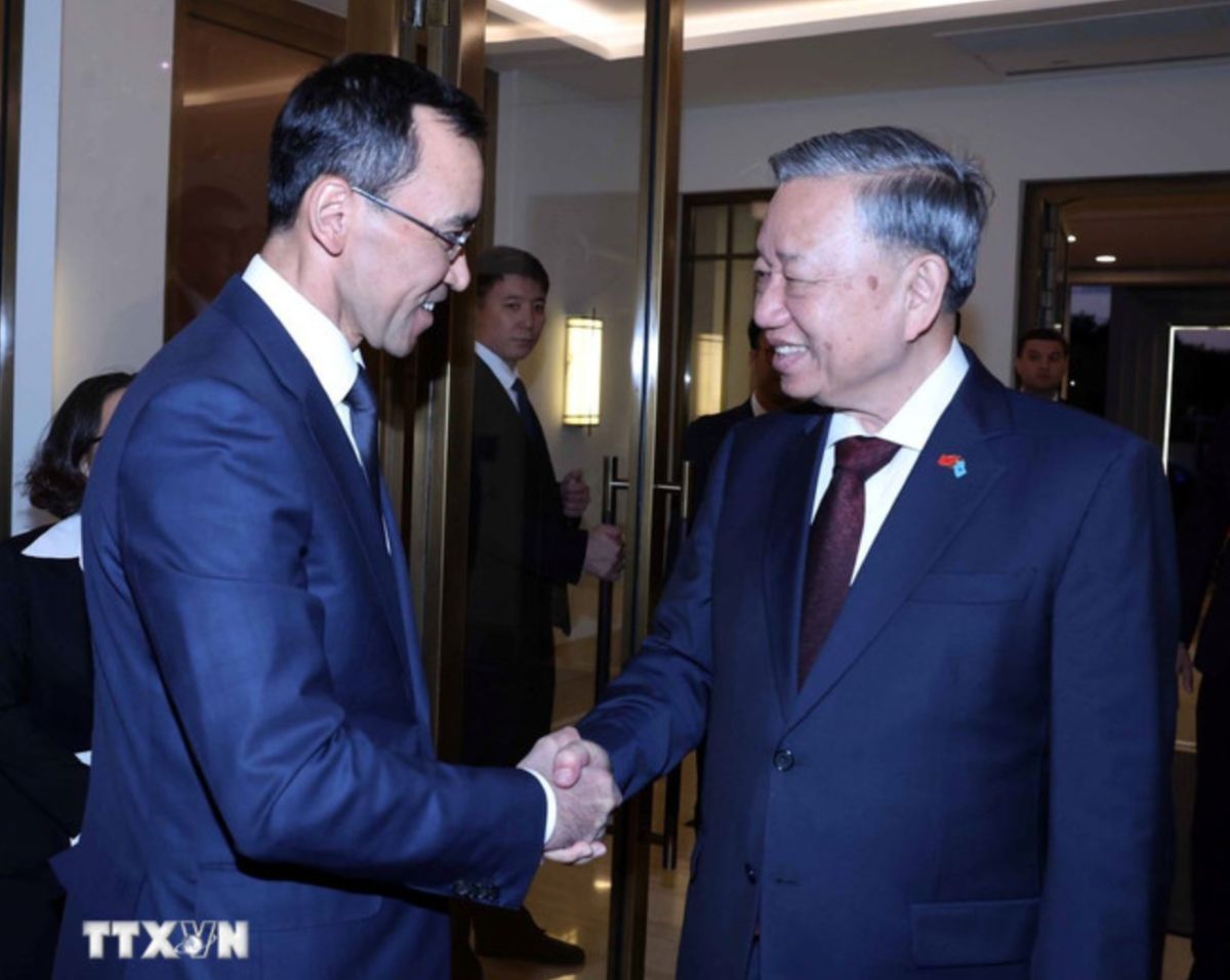 Tong Bi thu To Lam hoi kien Chu tich Thuong vien Kazakhstan Maulen Ashimbayev. Anh: TTXVN