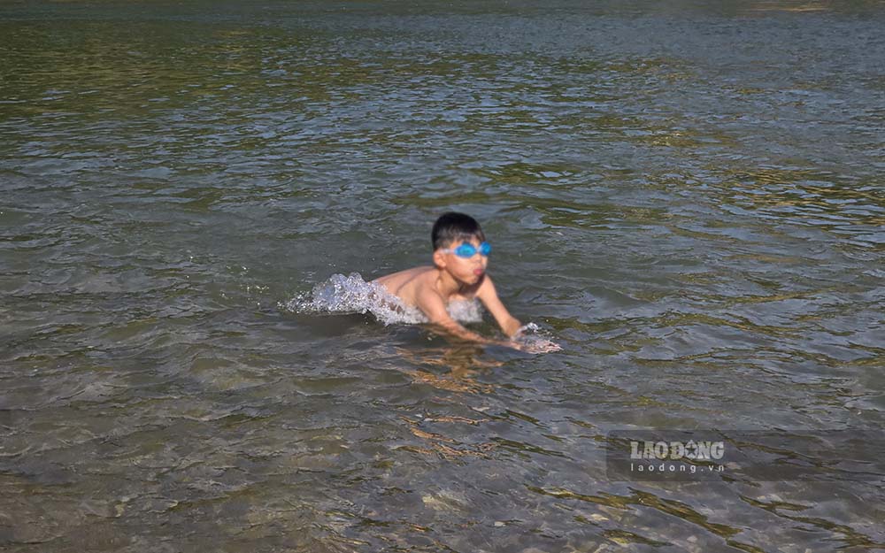 Tre nho can duoc giam sat chat che khi toi vui choi tai bai tam tu phat nay. Anh: Viet Bac.