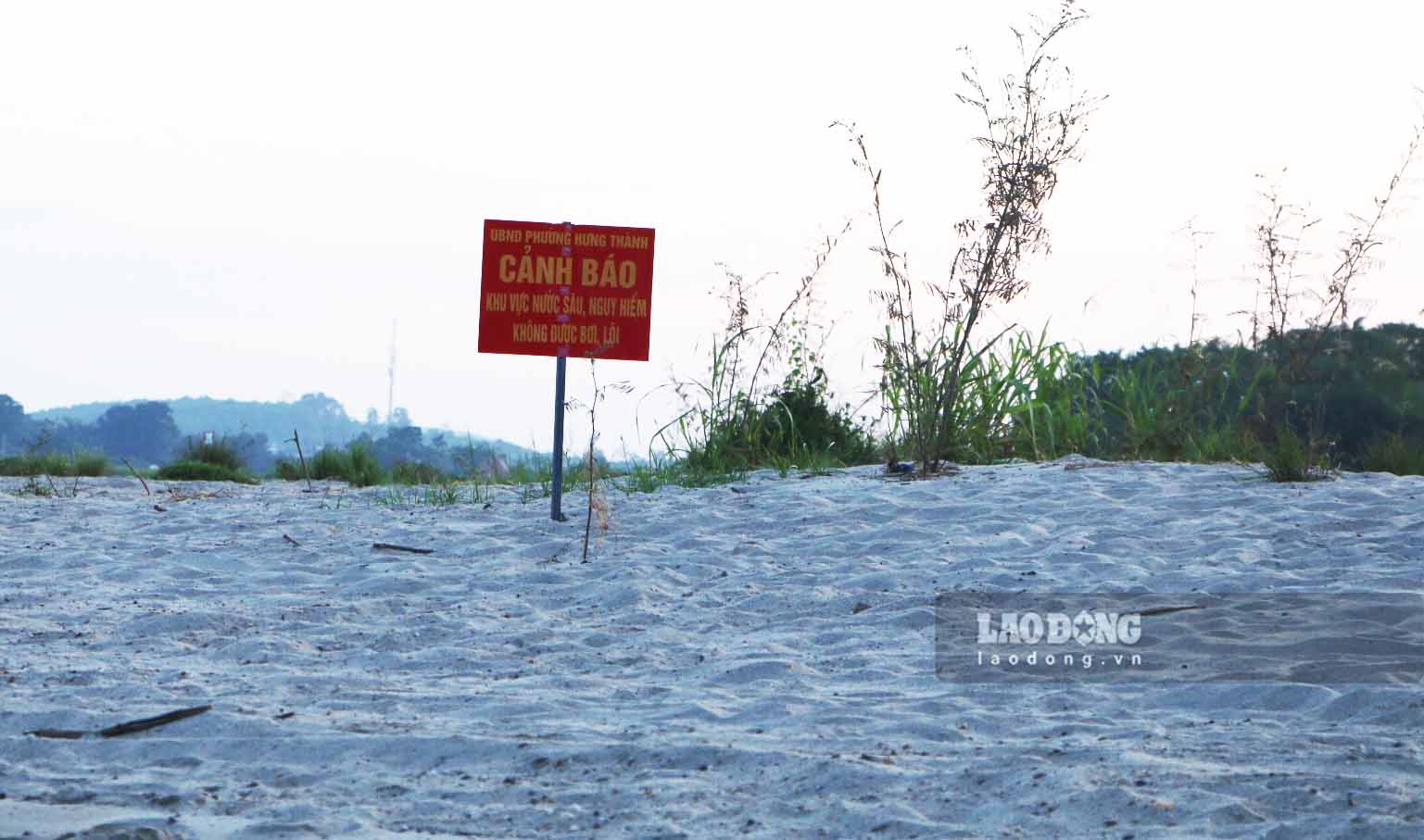 Nhung bien canh bao duoc cam khong ngan noi nguoi dan. Anh: Viet Bac.