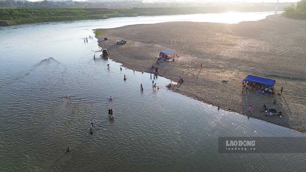 spontaneous beach in the middle of the Lo River section through Tuyen Quang City. Photo: Viet Bac.