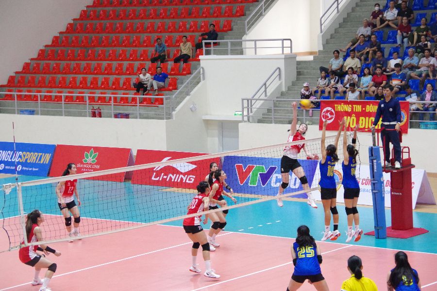 El equipo juvenil de la Armada de la Informacion (en rojo) se encuentra con la Ciudad de la Ciudad Juvenil de China en el Campeonato Nacional de Voleibol Juvenil 2025. Imagen de la CGT