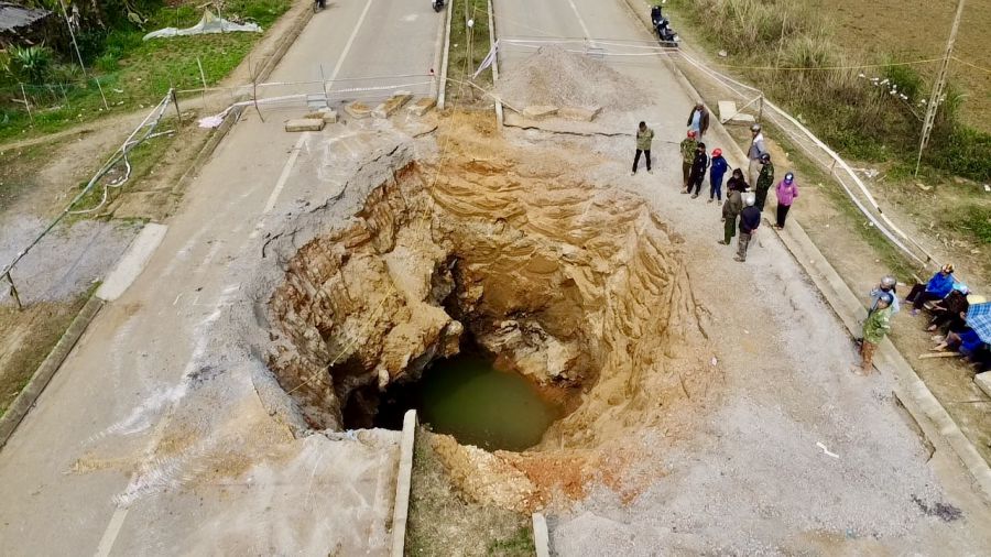 The death hole on National Highway 3B through Na Ri district first appeared at the end of March 2025. Photo: Nguyen Hoan