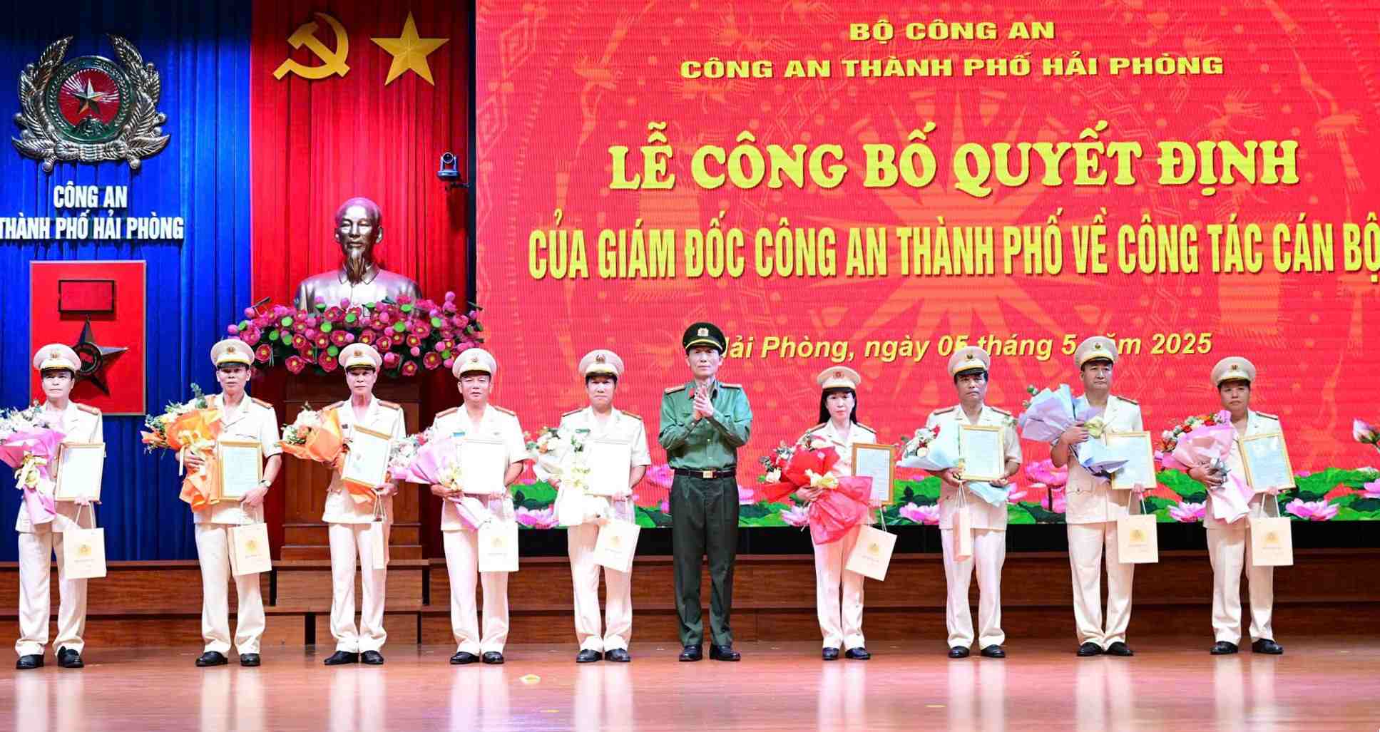 El representante de la policia de la ciudad de Hai Phong entrego la decision, entrego flores a los oficiales de baja. Foto: Policia de la ciudad de Hai Phong