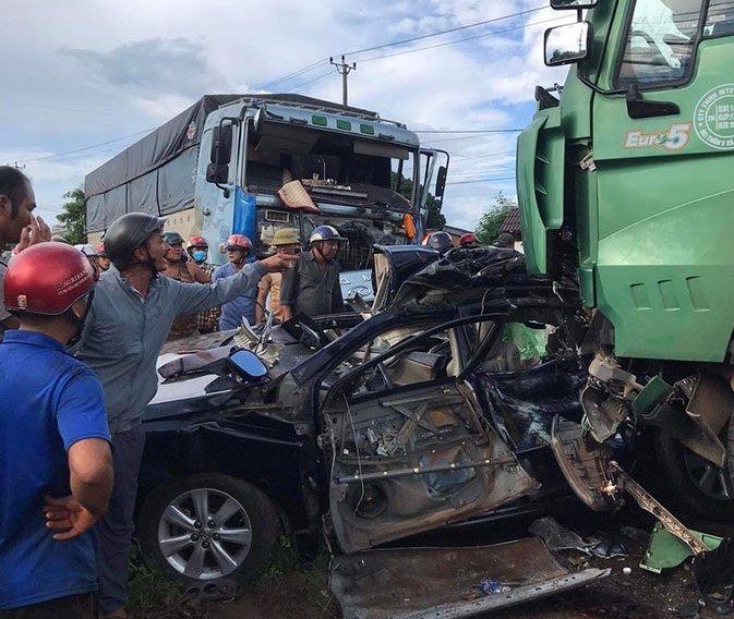 Hiện trường vụ tai nạn nghiêm trọng khiến 3 thành viên CLB bóng đá tử vong. Ảnh: Thanh Tuấn 