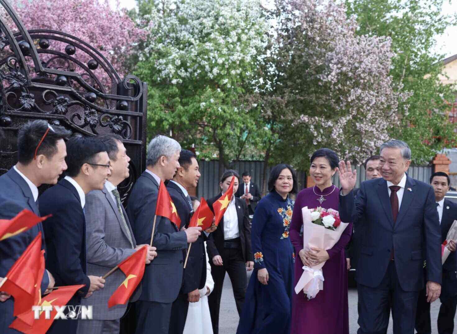 La Secretaria General de la ONU, To Lam, y la Sra. Lam se reunieron con funcionarios y empleados de la Embajada de Vietnam en Kazajstan y representantes de la comunidad vietnamita en Kazajstan. Imagen de la pagina web de la organizacion