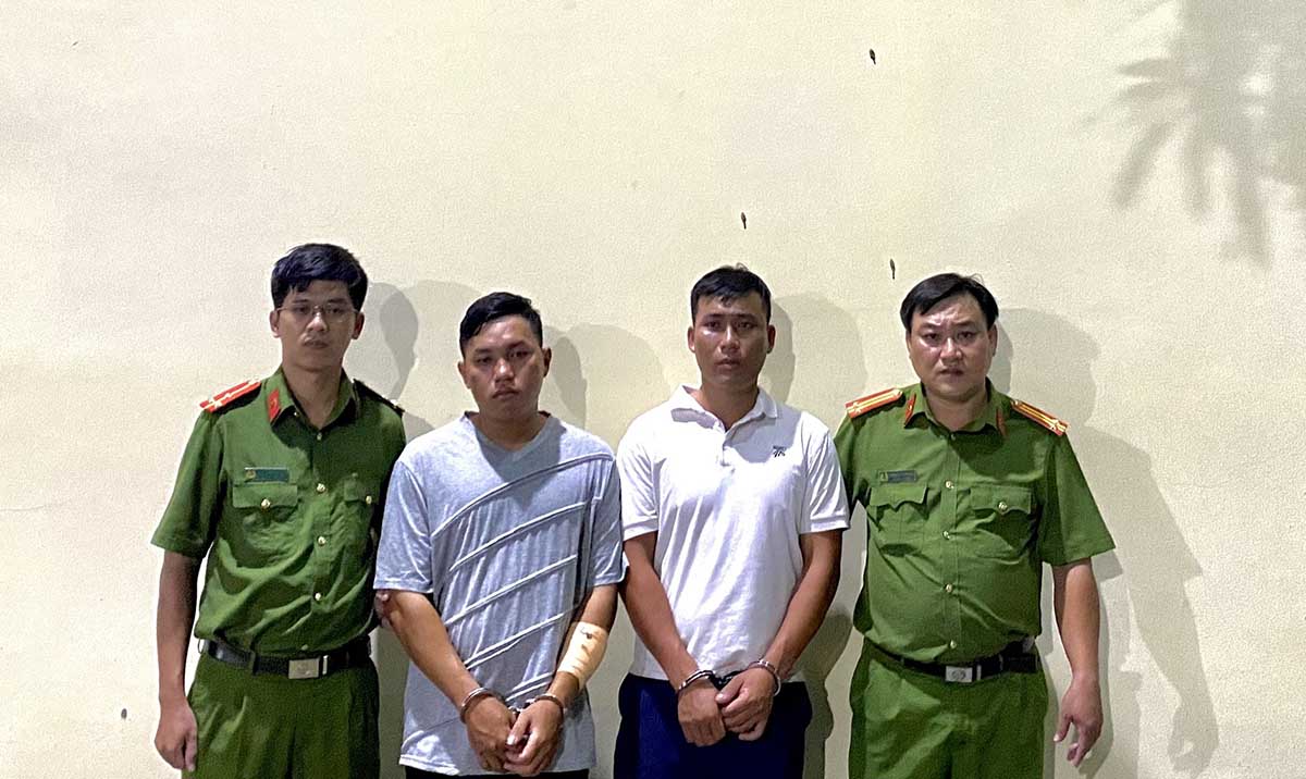 La policia de la ciudad de HCMC ha arrestado a dos sujetos que robaron una tienda de oro en el distrito de Ho Chi Minh. Foto: suministrada por la policia