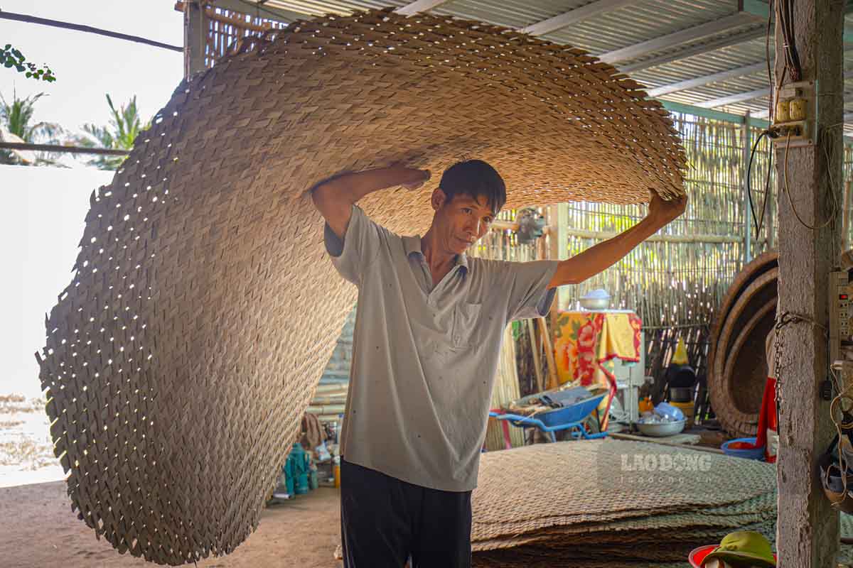 ការ​ធ្វើ​កន្ត្រក​ពិបាក​ណាស់ ប៉ុន្តែ​អ្នក​ភូមិ​រស់​នៅ​ដោយ​ប្រាក់​ចំណូល​មិន​ស្ថិតស្ថេរ​ខ្លាំង​ណាស់។ ចាប់តាំងពីការលេចចេញនូវកន្ត្រកផ្សំ (កន្ត្រកផ្លាស្ទិច) កន្ត្រកដបបានធ្លាក់ចុះបន្តិចម្តងៗ។ ពួកគេភាគច្រើនបានឈប់ពីការងារ ប្តូរទៅធ្វើការងារផ្សេង ឬទៅធ្វើការឆ្ងាយ។ លោក Trung បានចែករំលែក