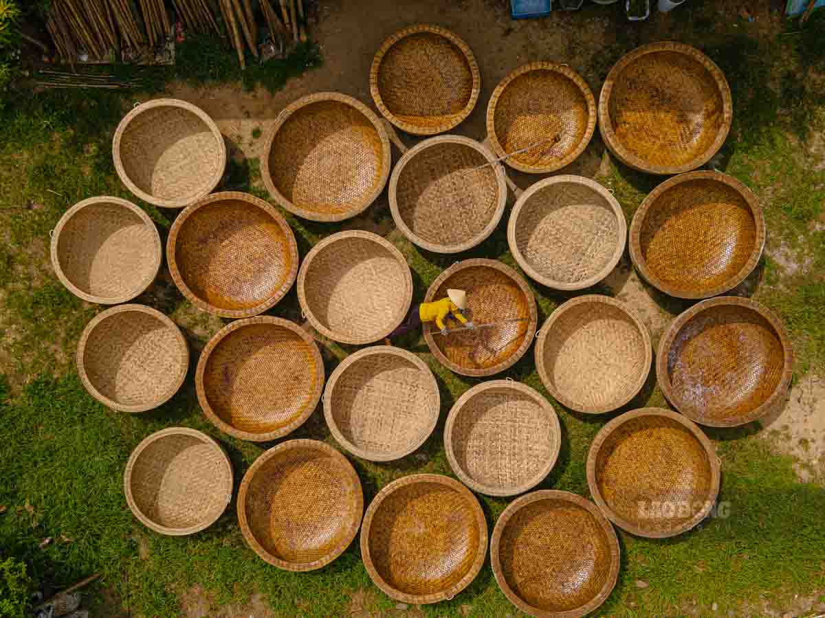 នៅ​ចំណុច​កំពូល ភូមិ Phu My មាន​គ្រួសារ​ប្រហែល ៥០ គ្រួសារ​ដែល​មាន​កម្មករ​រាប់​រយ​នាក់​ធ្វើ​កន្ត្រក ប៉ុន្តែ​បច្ចុប្បន្ន​នៅសល់​តែ​ប៉ុន្មាន​គ្រួសារ​ប៉ុណ្ណោះ ក្នុង​នោះ​មាន​លោក Truong Van Trung និង​លោកស្រី Truong Thi Bich Kieu។