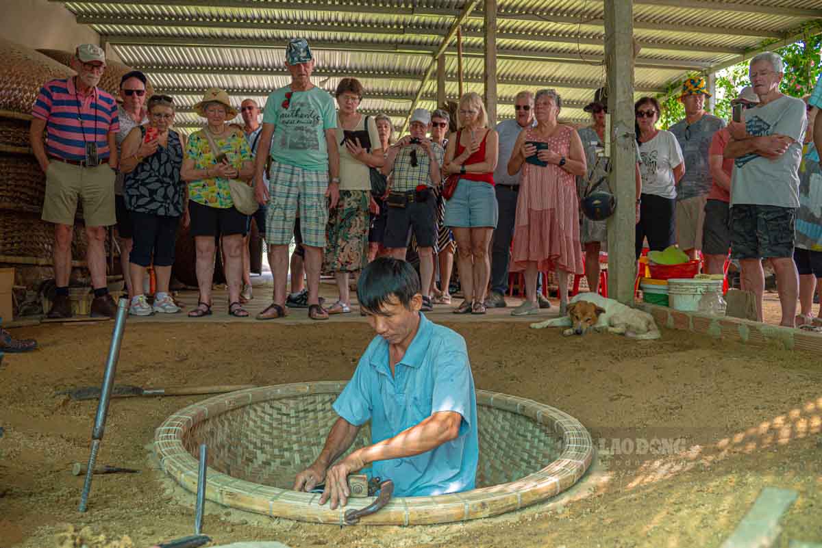 ប្រាក់ចំណូលរបស់គ្រួសារធ្វើកន្ត្រកឬស្សីដូចលោក Trung និងលោកស្រី Kieu ភាគច្រើនពឹងផ្អែកលើការបញ្ជាទិញពីអាជីវកម្មទេសចរណ៍ ឬគ្រាន់តែរង់ចាំការណែនាំនាំចេញទៅក្រៅប្រទេស។ 