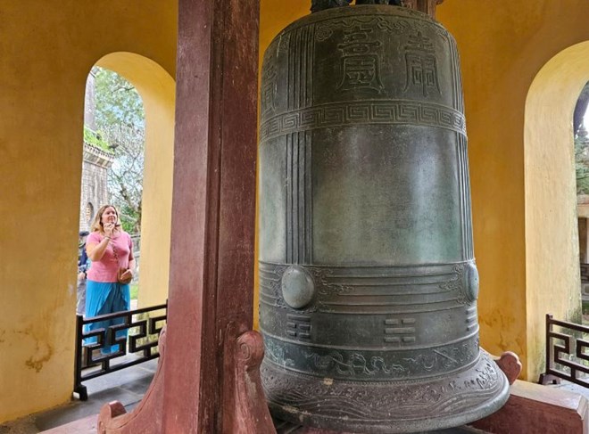 Chuông Ngọ Môn và Thiên Mụ - biểu tượng đất Huế