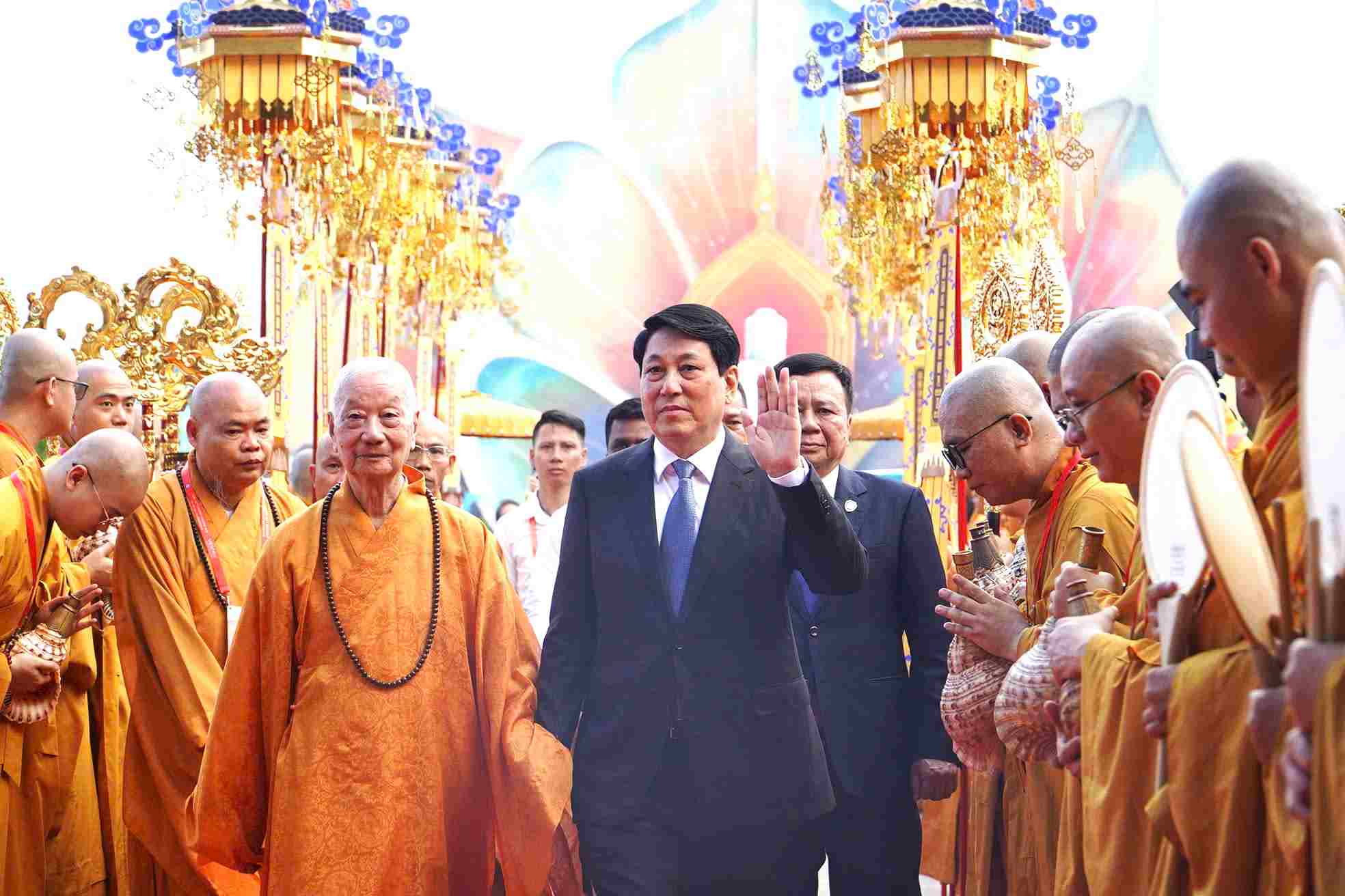 Uy vien Bo Chinh tri, Chu tich nuoc Luong Cuong dat tay Dai lao Hoa thuong Thich Tri Quang, Duc Phap chu Giao hoi Phat giao Viet Nam vao hoi truong dai le Vesak 2025. Anh: Anh Tu