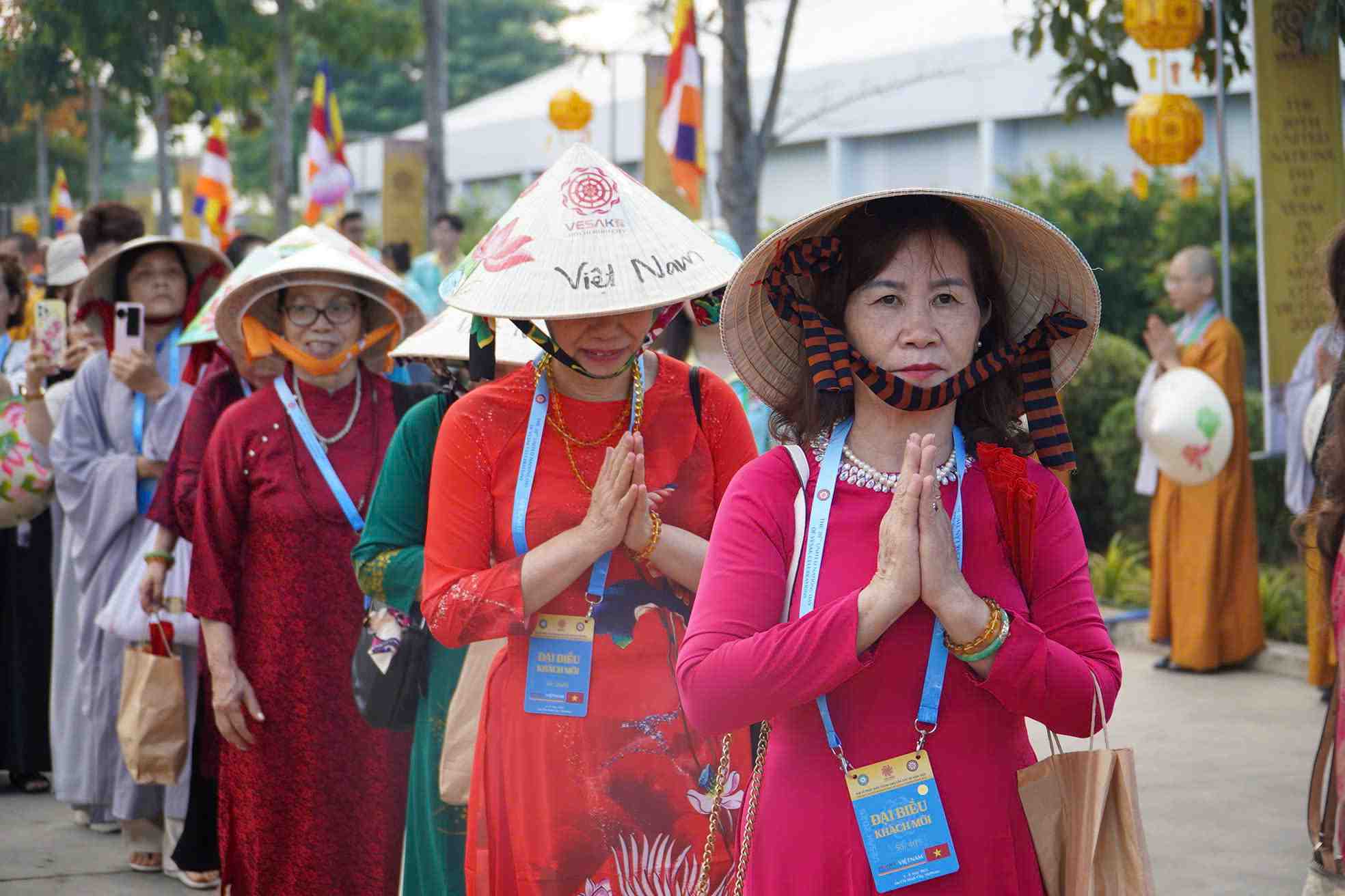 Cac tang ni, phat tu khap noi tren ca nuoc quy tu ve du dai le Vesak 2025 trong khong khi trang nghiem. Anh: Anh Tu