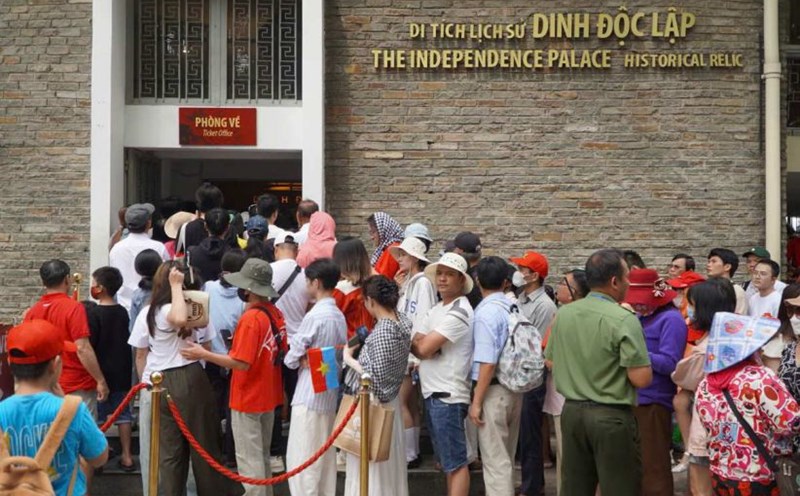 Destinations in Ho Chi Minh City attract many people and tourists to visit and have fun during the April 30 and May 1 holidays. Photo: Chan Phuc