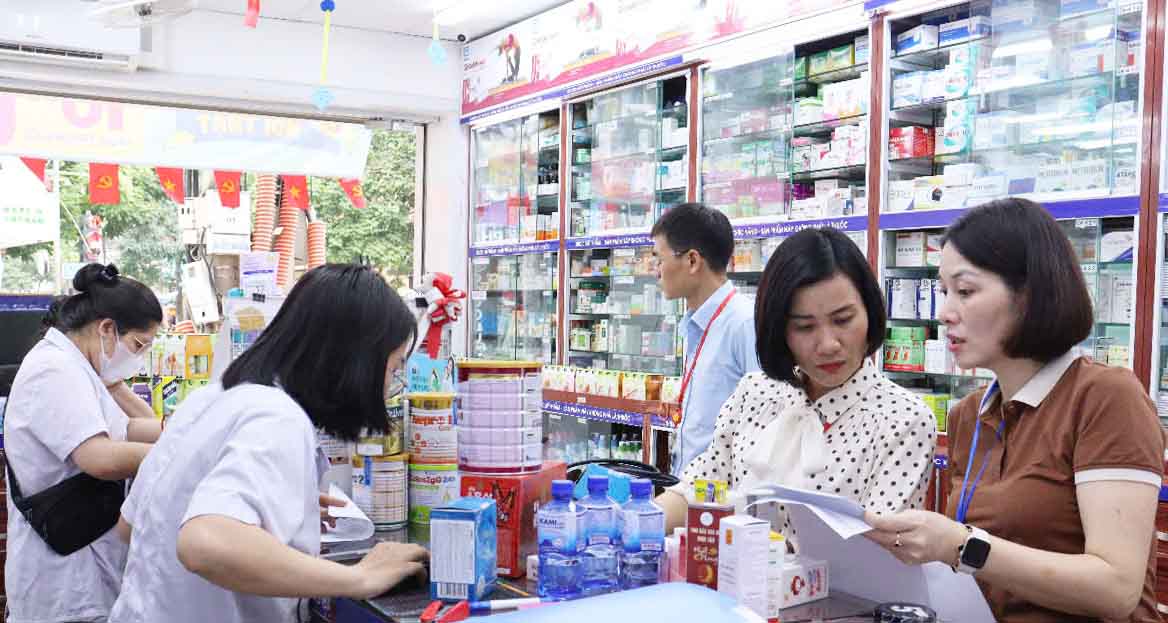 The inspection team of the Department of Health of Bac Ninh province inspected legal procedures at Long Chau 105 pharmacy. Photo: Bac Ninh Portal