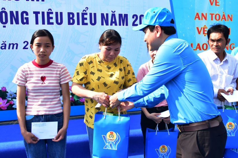 Chairman of the Binh Dinh Provincial Federation of Labor Ha Duy Trung presented gifts to outstanding workers and laborers. Photo: Vy Vy