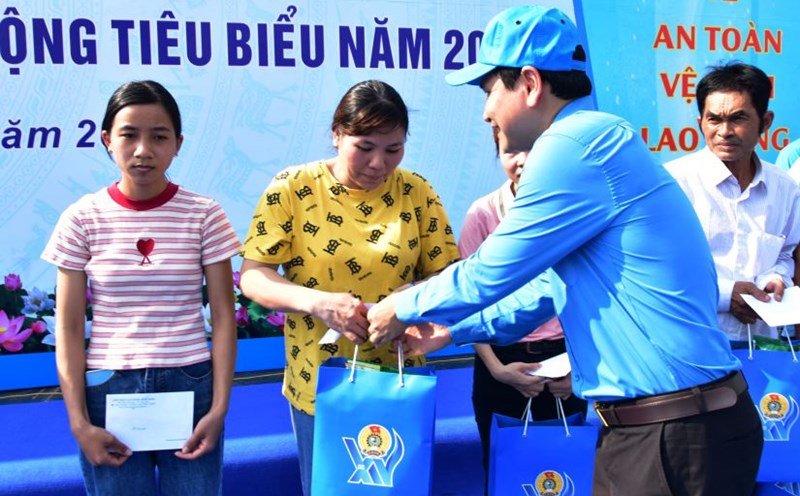 Chairman of the Binh Dinh Provincial Federation of Labor Ha Duy Trung presented gifts to outstanding workers and laborers. Photo: Vy Vy
