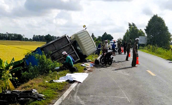Tại hiện trường, 2 xe mô tô bị hư hỏng nặng và văng ra khỏi bên lề đường. Xe tải cũng bị lật nghiêng và văng ra khỏi mặt đường. Ảnh: Duy Minh