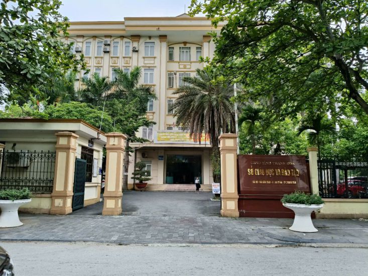 La Junta de Educacion de la provincia de Thanh Hoa esta encargando al Departamento de Interior, al Departamento de Educacion y Capacitacion que elaboren un informe sobre las dificultades que enfrentan los maestros contratados en virtud del Decreto 111. Imagen de la ciudad de Quach Du