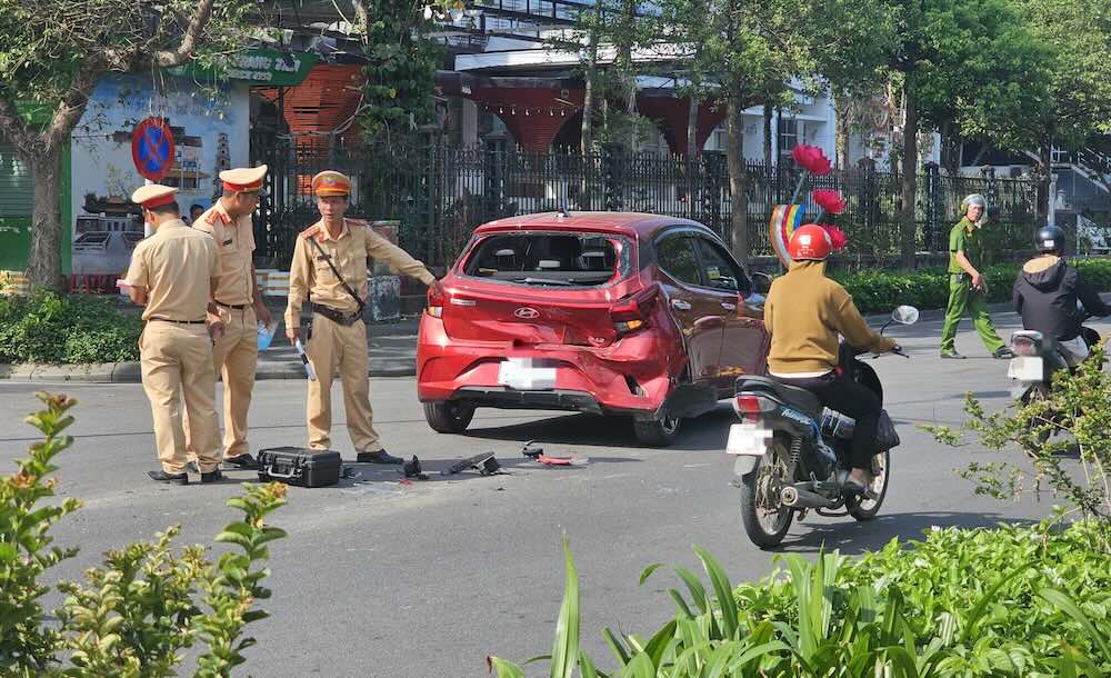 Las autoridades investigan la causa del accidente de trafico ocurrido en la calle Le Lai, ciudad de Hue. Imagen de Nguyen Luan