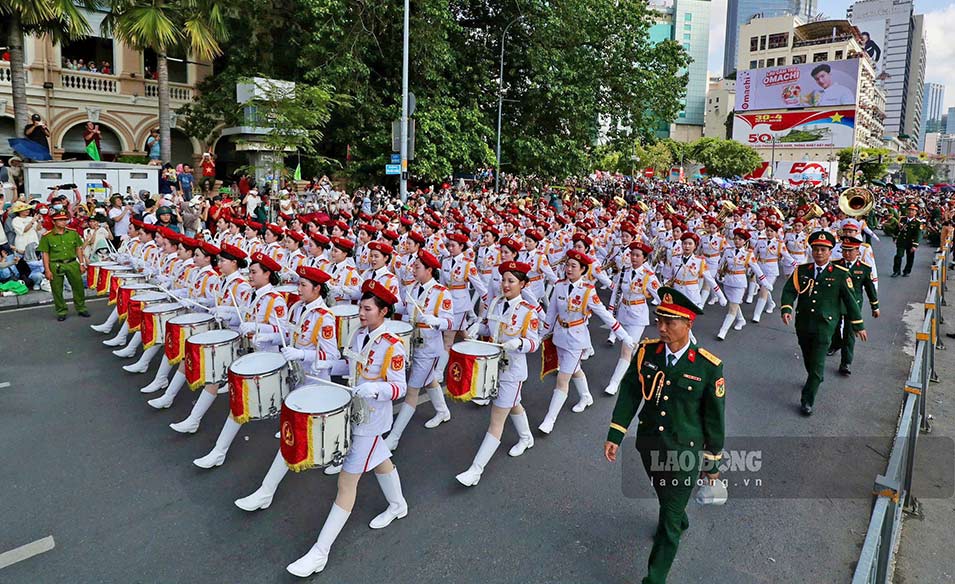 La celebracion del 50 aniversario del Dia de la Liberacion del Sur, reunifico al pais en Ciudad Ho Chi Minh con un desfile militar, una gran marcha. Foto: Su hermano