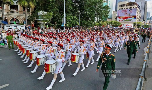 Lễ kỷ niệm 50 năm Ngày Giải phóng miền Nam, thống nhất đất nước tại TPHCM có màn diễu binh, diễu hành hoành tráng. Ảnh: Anh Tú