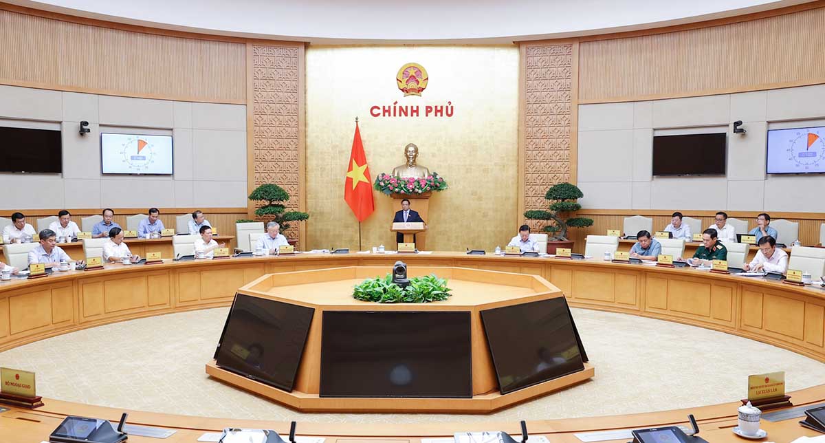 El primer ministro de la Republica, Pham Minh Chinh, preside la sesion ordinaria del Gobierno en abril de 2025