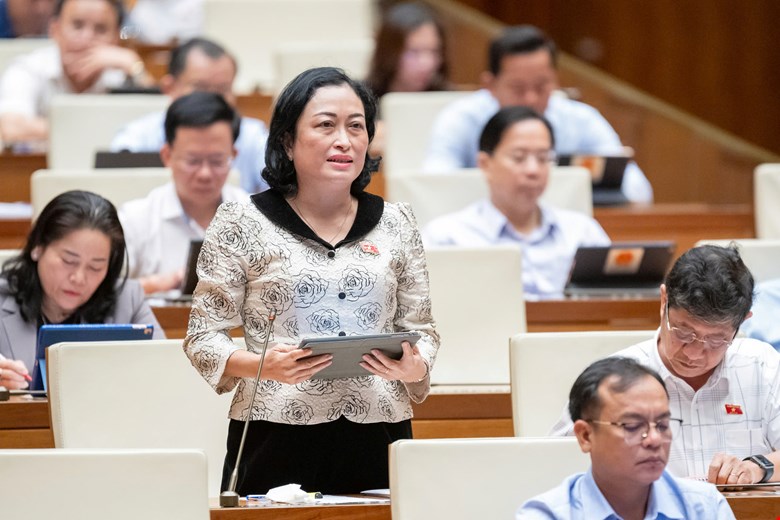 Dai bieu Quoc hoi Tran Thi Hoa Ry phat bieu. Anh: Quochoi.vn