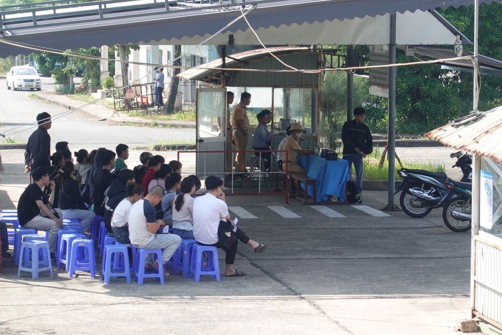 Da Nang Traffic Police on the first day of organizing the test and issuing the driver's license. Photo: Tran Thi