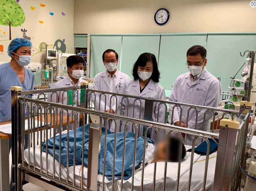 Minister of Health Dao Hong Lan visited M.T.A - a child patient in the case of "enough money for emergency care". Photo: Nguyen Thach