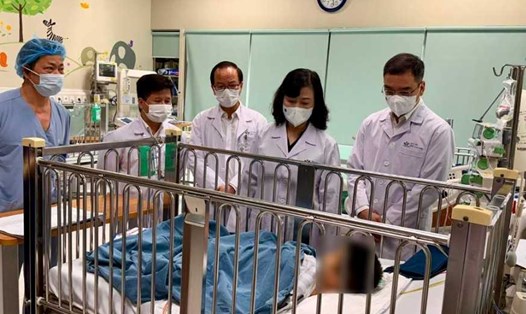 Bộ trưởng Bộ Y tế Đào Hồng Lan thăm cháu M.T.A - bệnh nhi trong vụ “đóng đủ tiền mới cấp cứu”. Ảnh: Nguyễn Thạch