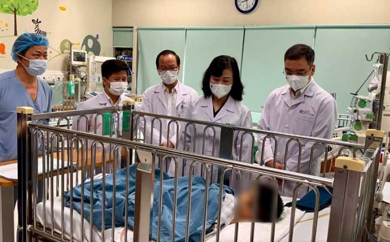 Minister of Health Dao Hong Lan visited M.T.A - a child patient in the case of "enough money for emergency care". Photo: Nguyen Thach