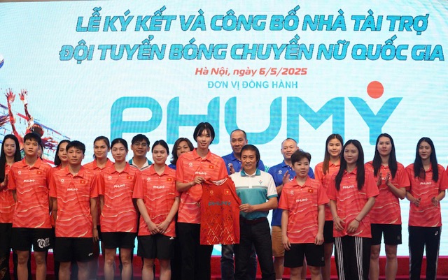 Thanh Thuy y la seleccion de voleibol femenino de Vietnam en la ceremonia de firma de anunciar el patrocinador. Imagen de la VFV