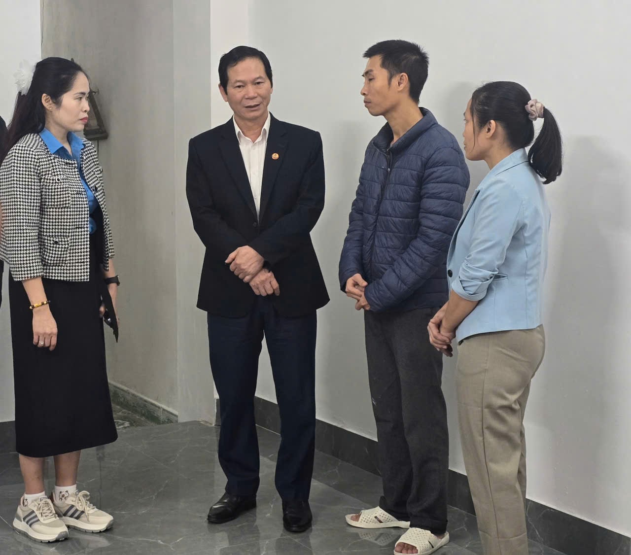 El Sr. Tran Kim Long, vicepresidente de la Federacion Laboral de la Provincia Ninh Binh (2a, desde la izquierda), ha decidido retirarse antes de la edad desde 1.4.2025. Foto: Nguyen Truong