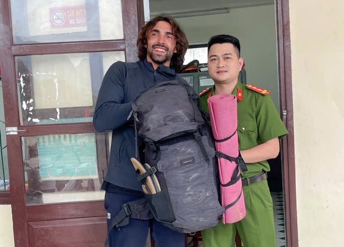 La fuerza de entrega devolvio la propiedad de los huespedes extranjeros que cayeron. Imagen de la Policia de Quang Binh