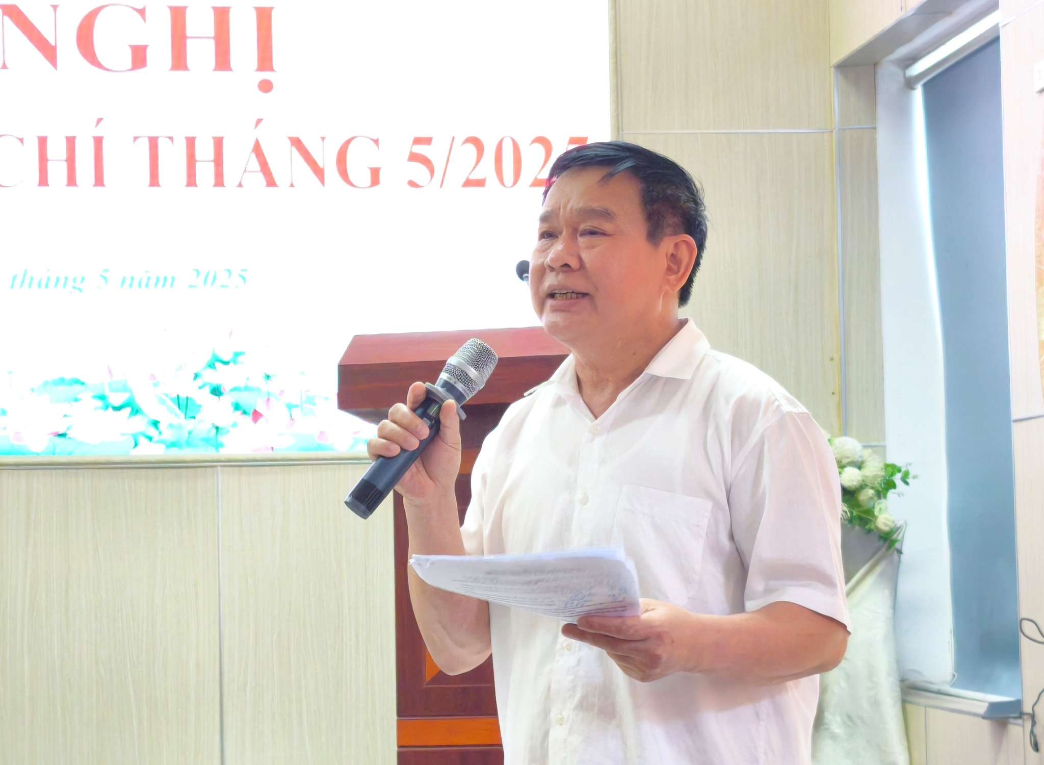 El Sr. Dao Cong Lei, Director Adjunto de la Direccion General de Seguridad de la Educacion, informo sobre los nuevos puntos en el examen de graduacion de la THPT en 2025. Imagen de la ciudad de Quang Dai