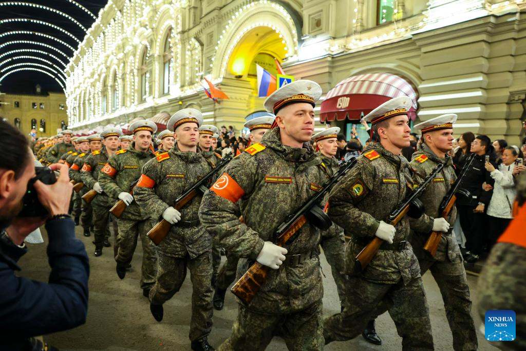 El 3 de mayo de 2025, los soldados rusos marcharon a la Plaza Roja para prepararse para el desfile del Dia de la Victoria. Imagen de la agencia Xinhua