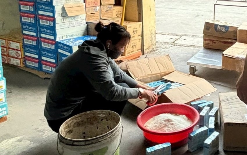 Hai Duong destroyed more than 420 smuggled starch and milk nutrition products. Photo: Hai Duong Province Market Management Department