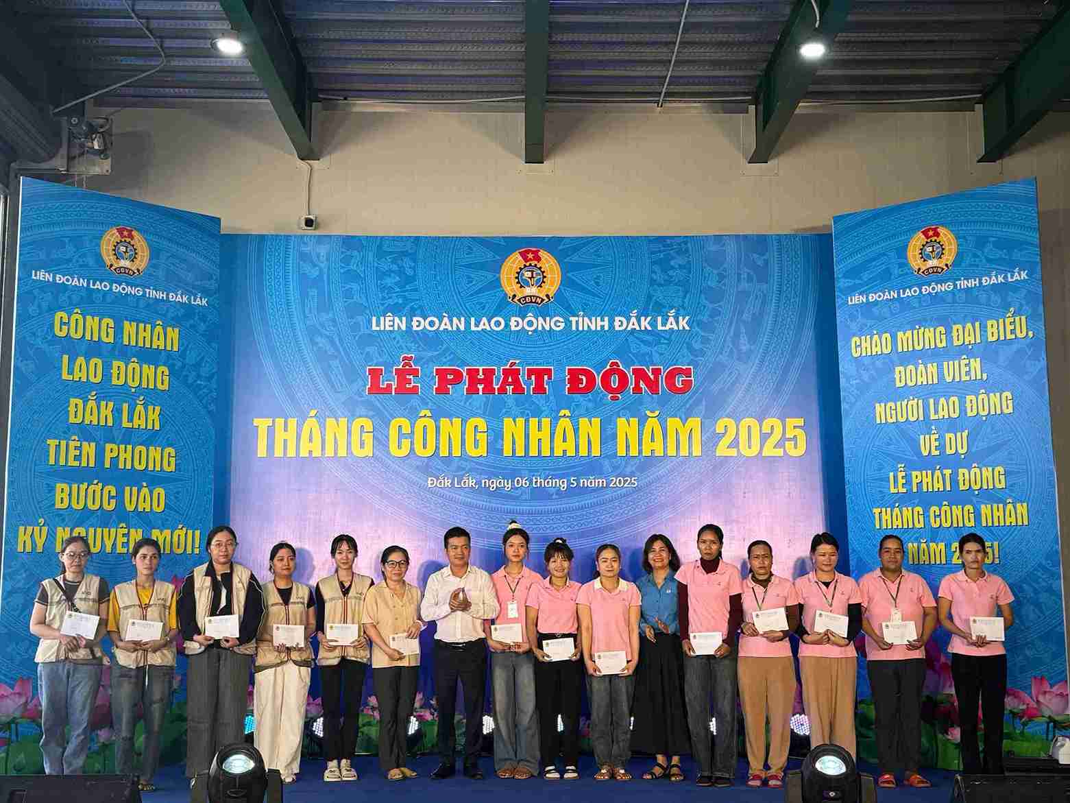 Leaders of the Dak Lak Provincial Federation of Labor presented gifts to workers in the area. Photo: Bao Trung