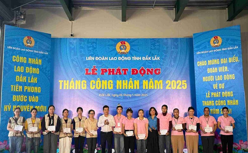 Leaders of the Dak Lak Provincial Federation of Labor presented gifts to workers in the area. Photo: Bao Trung