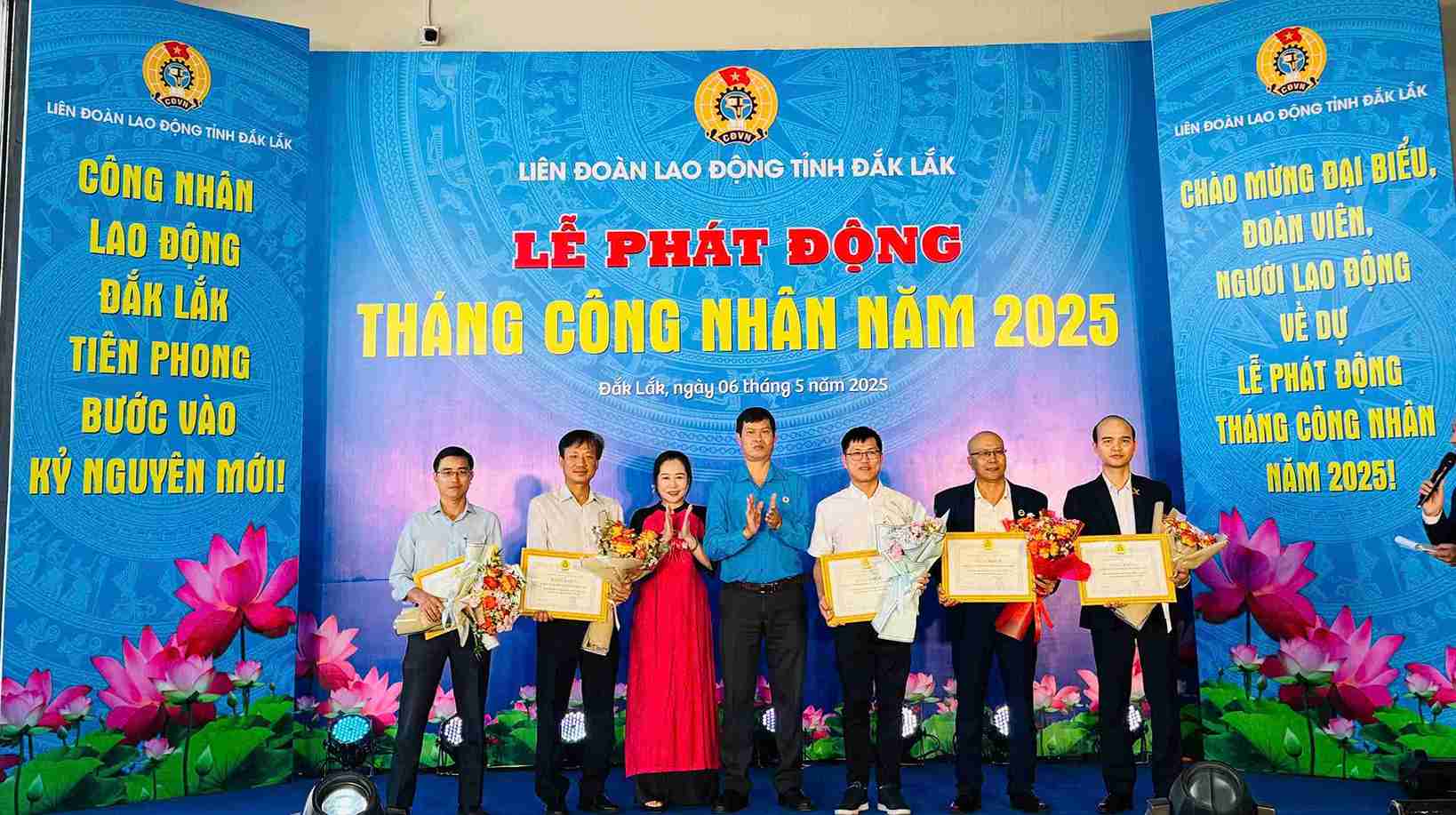 Đại diện các doanh nghiệp được LĐLĐ tỉnh tặng bằng khen. Ảnh: Bảo Trung