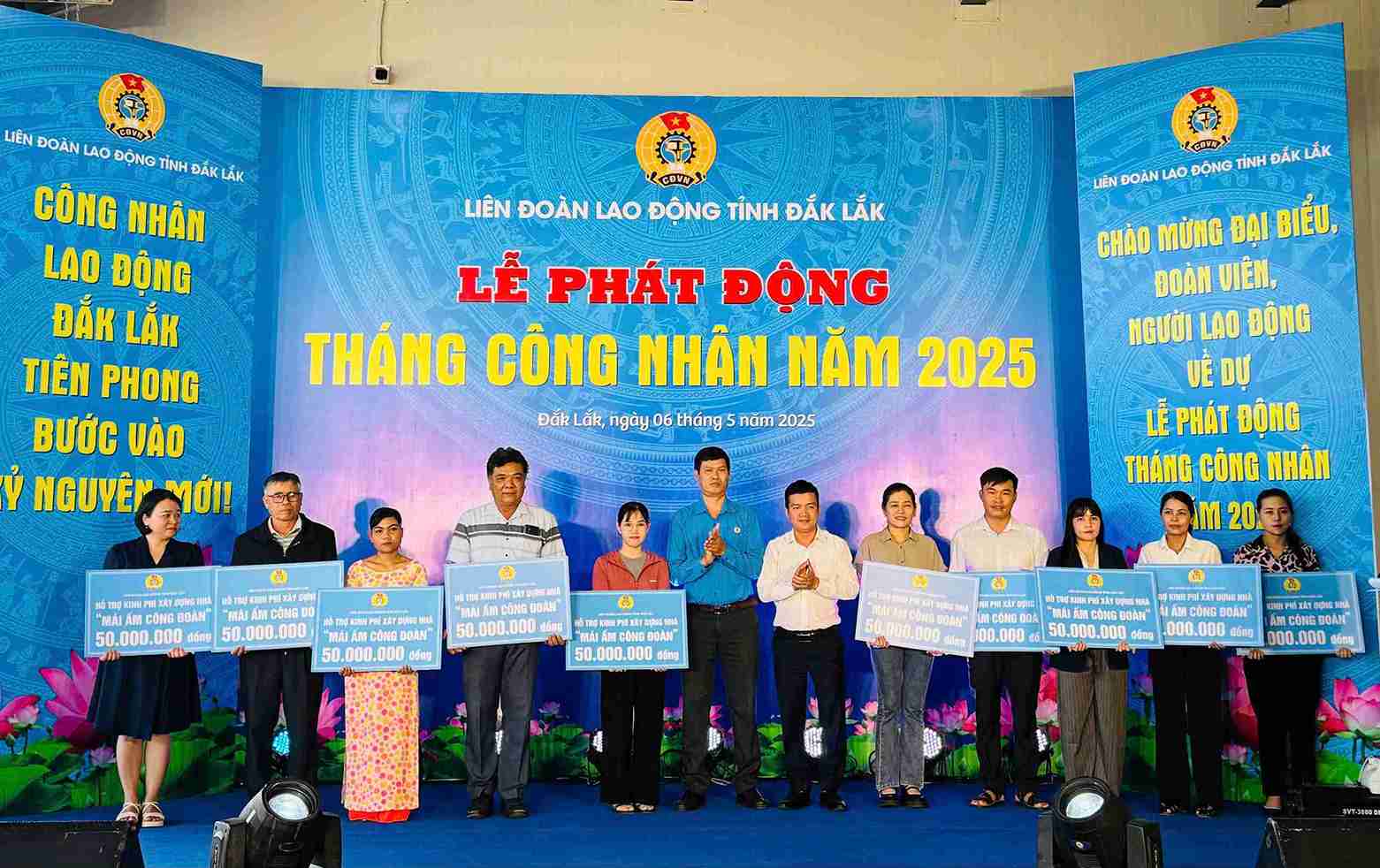Liên đoàn Lao động tỉnh Đắk Lắk tặng “Mái ấm Công đoàn” cho đoàn viên có hoàn cảnh khó khăn. Ảnh: Bảo Trung