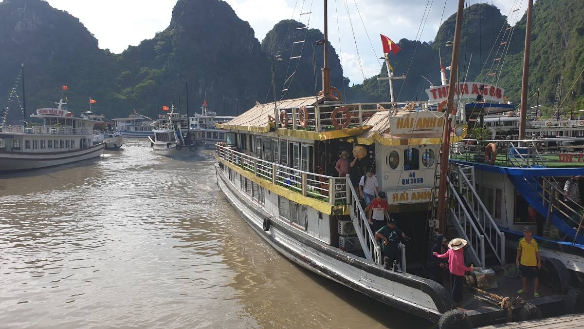 Cac tau du lich ra vao cac diem tham quan vinh Ha Long gap nhieu kho khan do luong lach bi boi lang va nhieu nam chua nao vet. Anh: Nguyen Hung